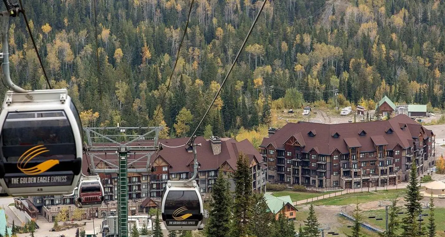 Glacier Mountaineer Lodge LANDSCAPE