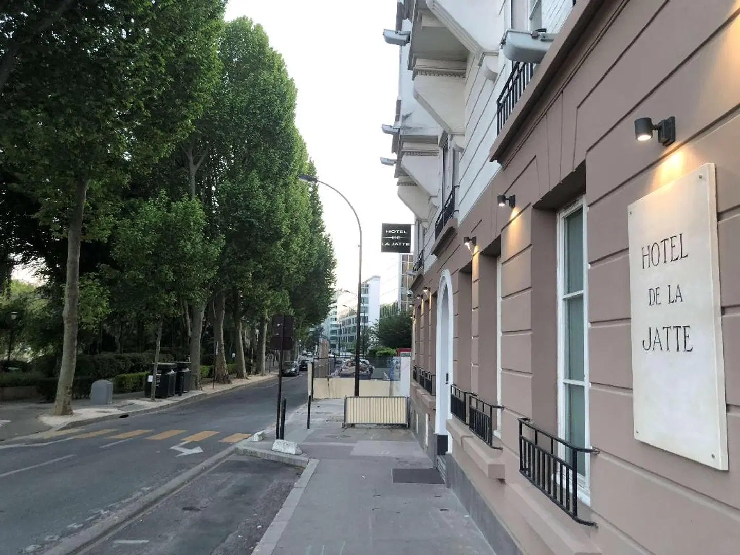 De La Jatte EXTERIOR