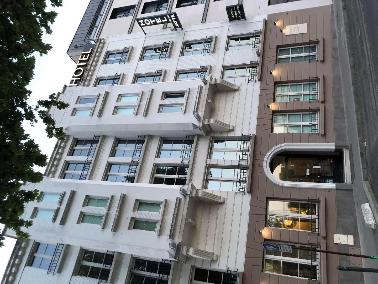 De La Jatte EXTERIOR