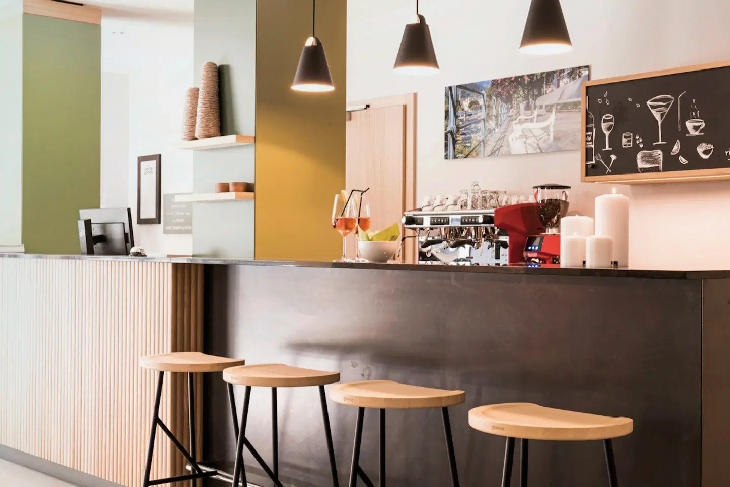 Flora Hotel & Suites Bar