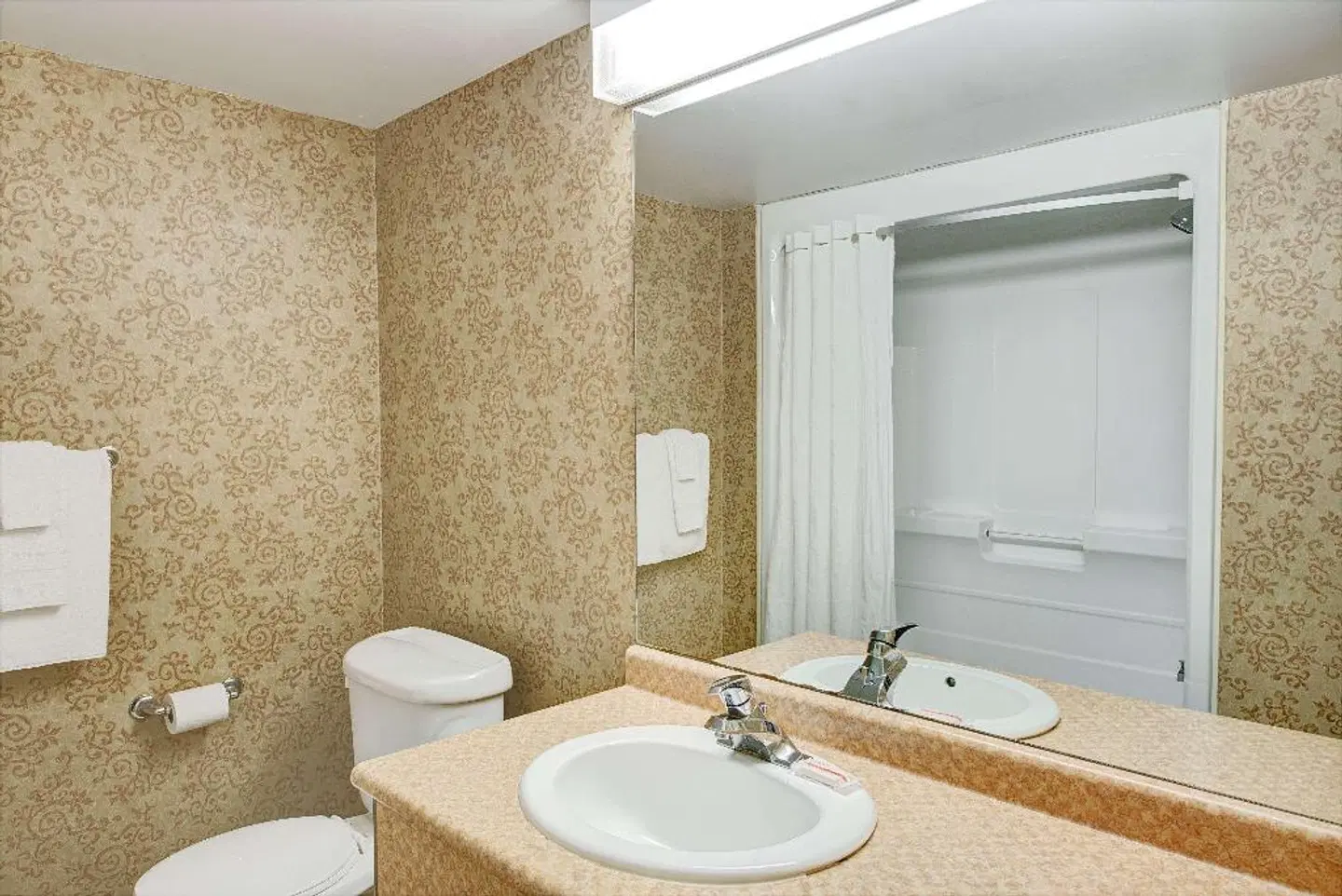 Ramada by Wyndham, Niagara Falls Near Fallsview District Badezimmer