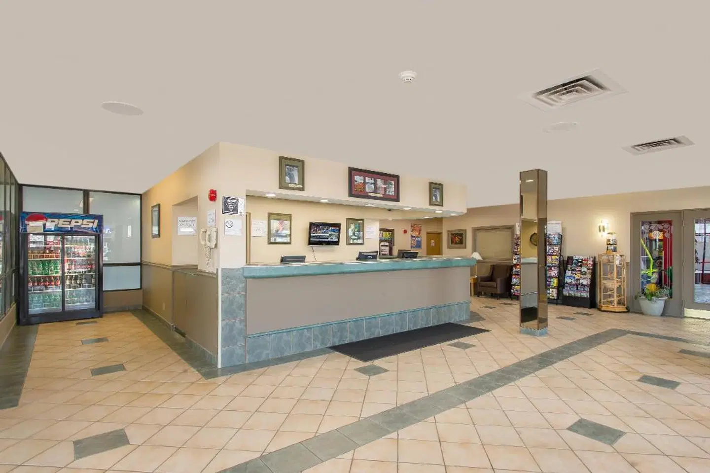 Ramada by Wyndham, Niagara Falls Near Fallsview District LOUNGE_LOBBY