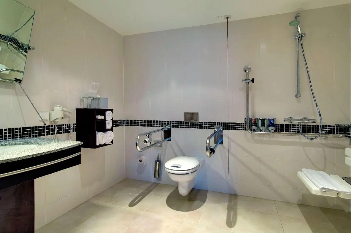 Hampton by Hilton Berlin City West Badezimmer