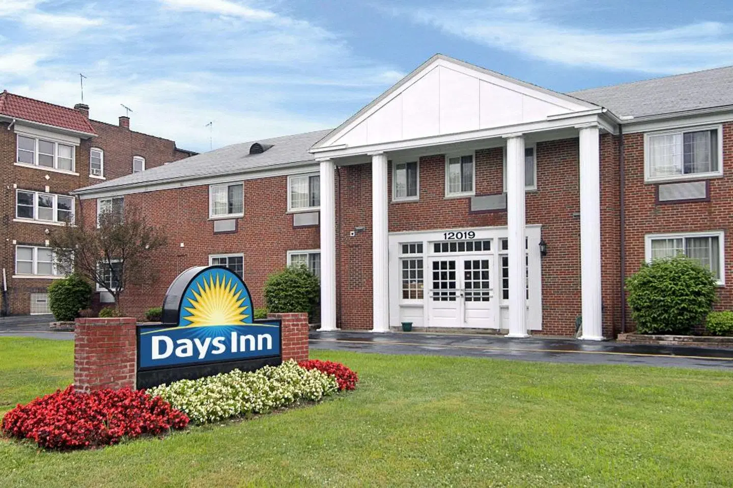 Days Inn by Wyndham Cleveland Lakewood EXTERIOR