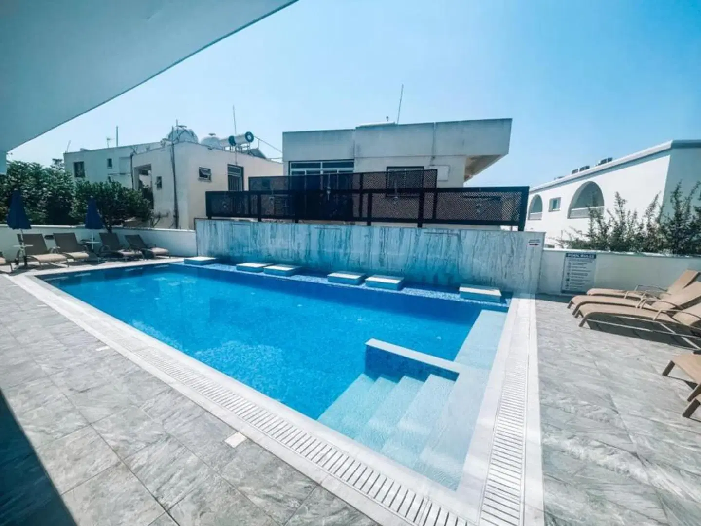 Sunny Blue Hotel OUTDOOR_POOL