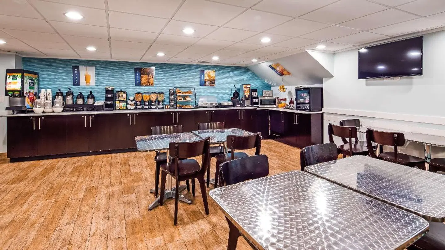 Best Western Plus Brooklyn Bay Hotel Bar