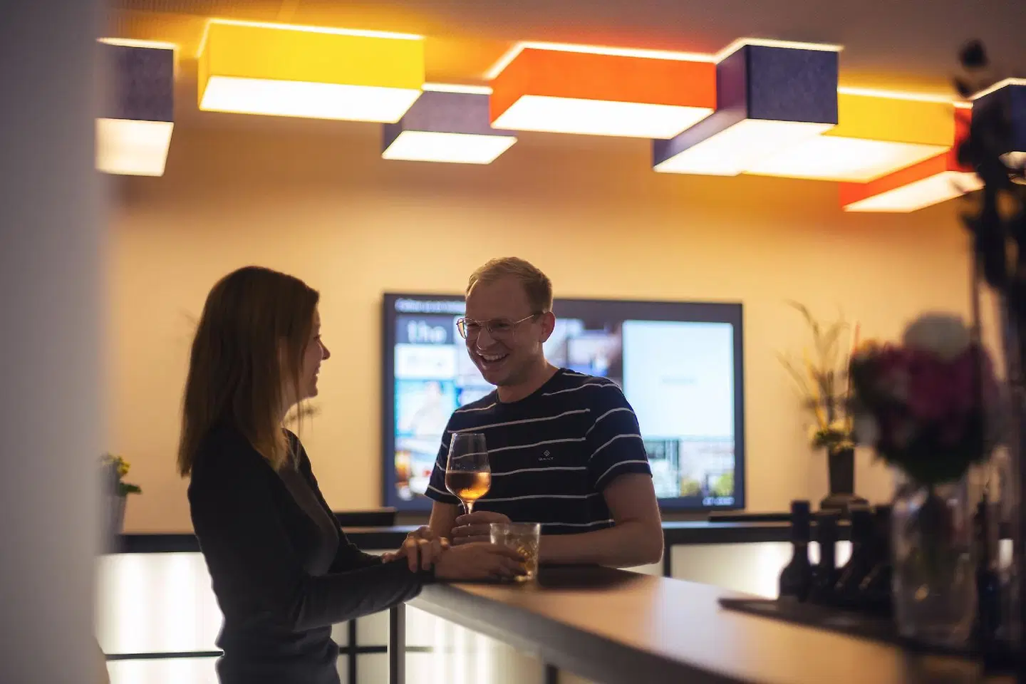 Holiday Inn - the niu, Form PEOPLE