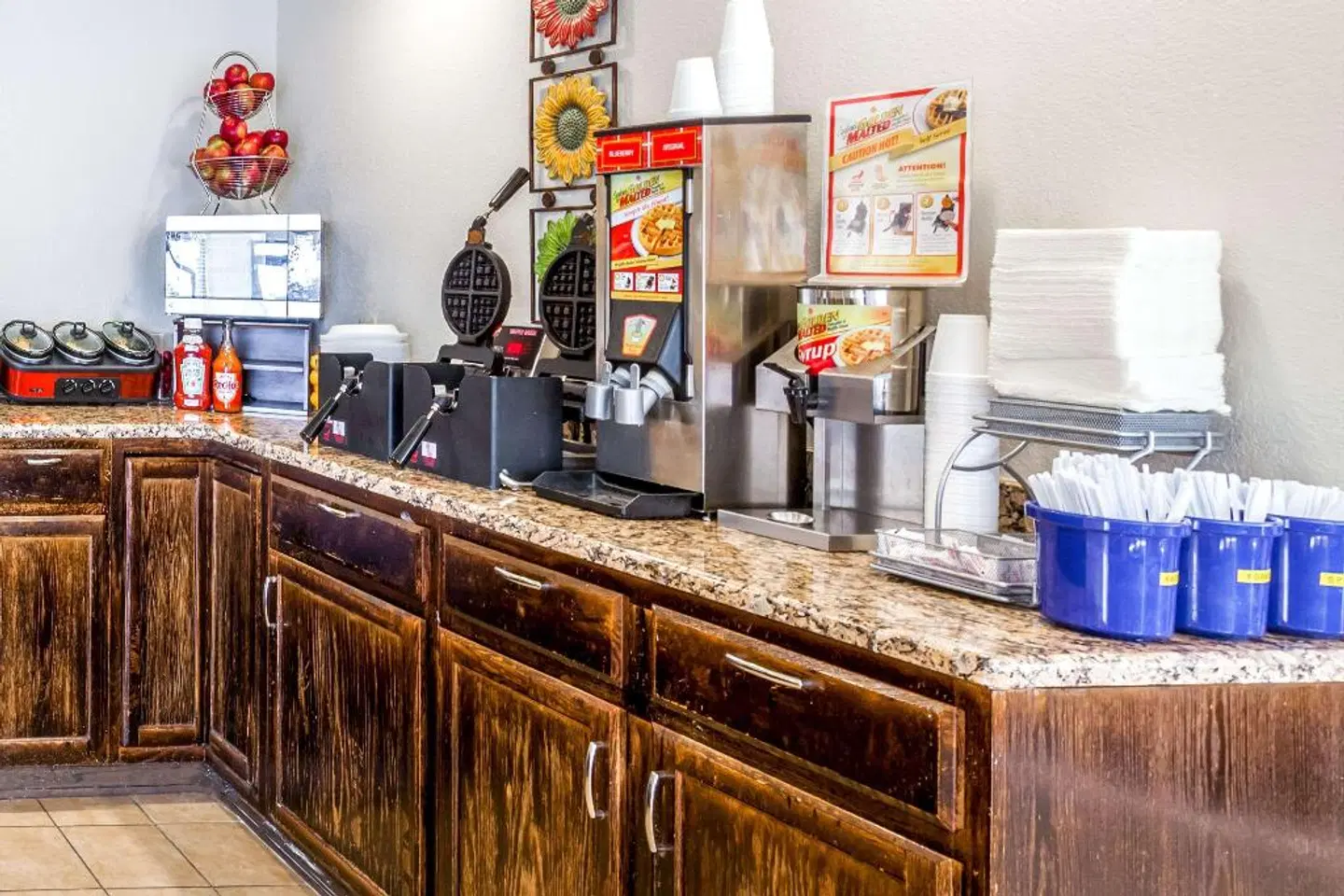 Days Inn by Wyndham Syracuse Bar