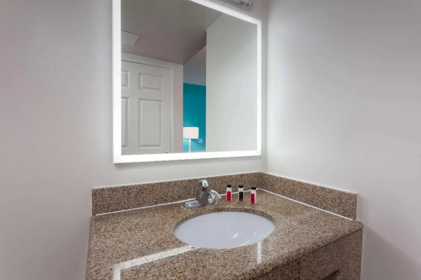 Howard Johnson by Wyndham San Diego Hotel Circle Badezimmer