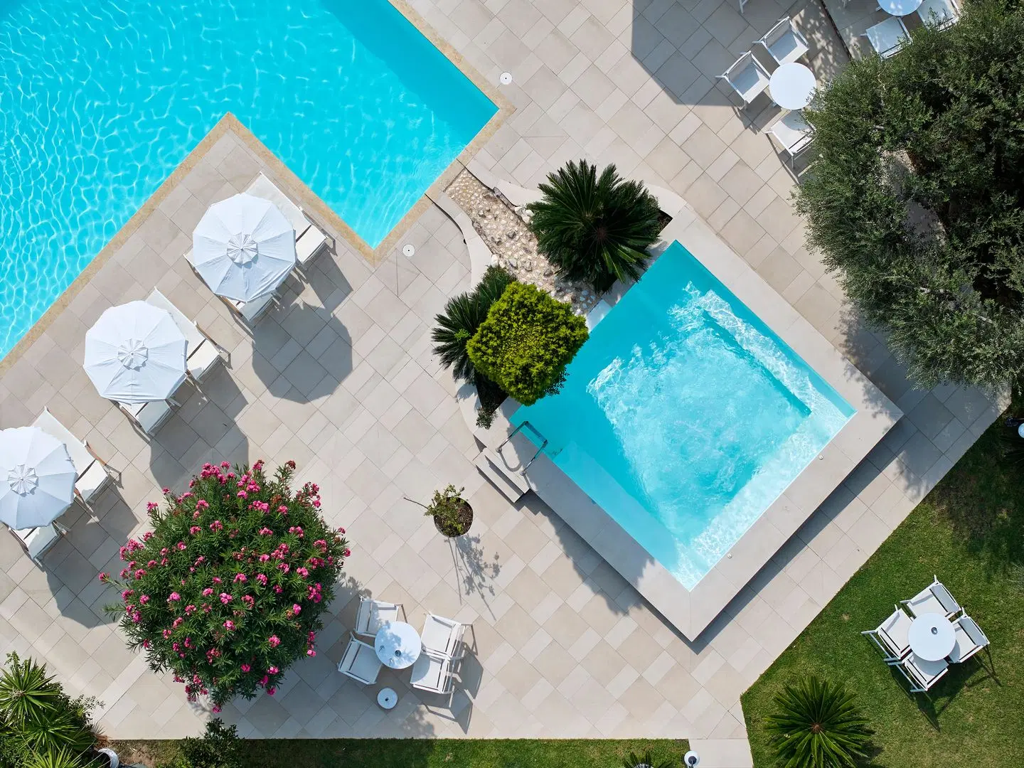 Glavas Inn OUTDOOR_POOL