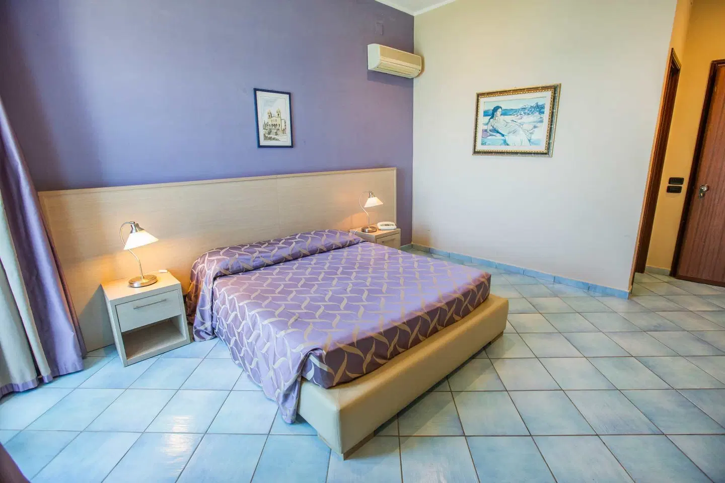 Tourist ROOM_EXAMPLE