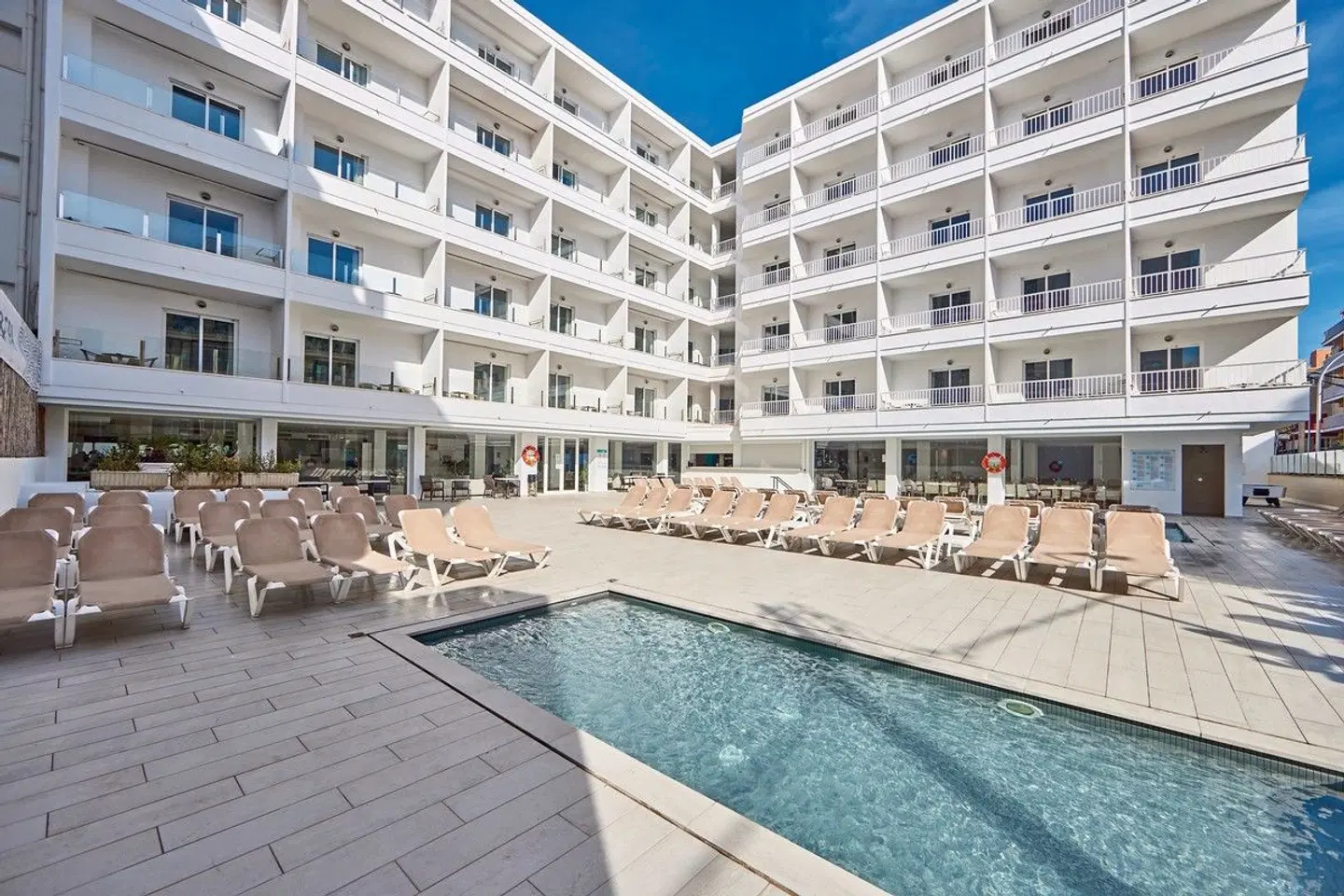 Ilusion Calma OUTDOOR_POOL