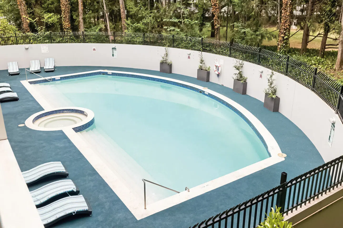 Crowne Plaza Canberra OUTDOOR_POOL