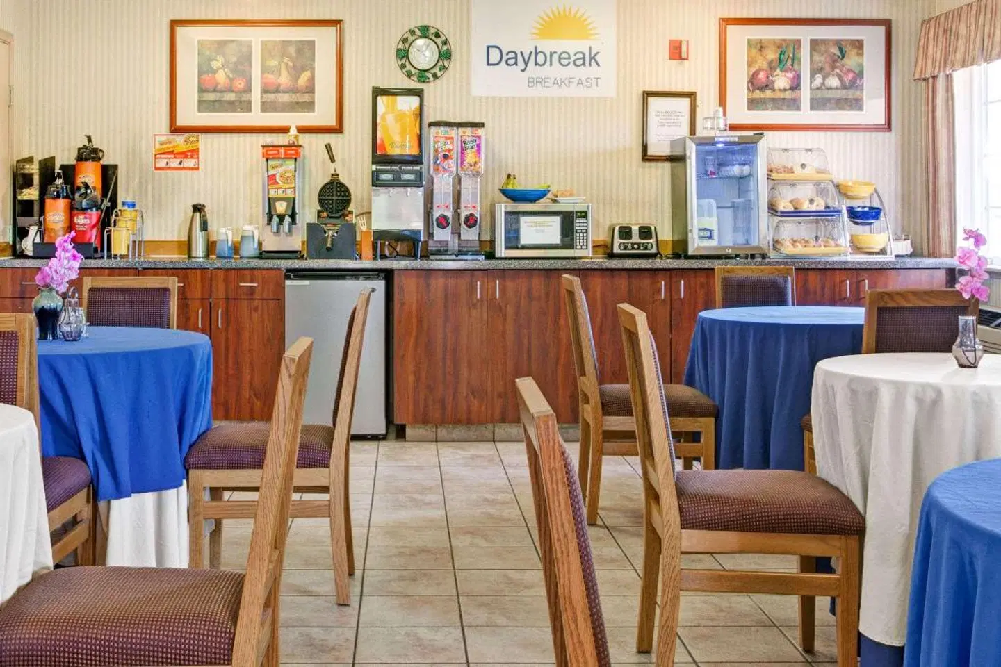 Days Inn by Wyndham Federal Way Bar