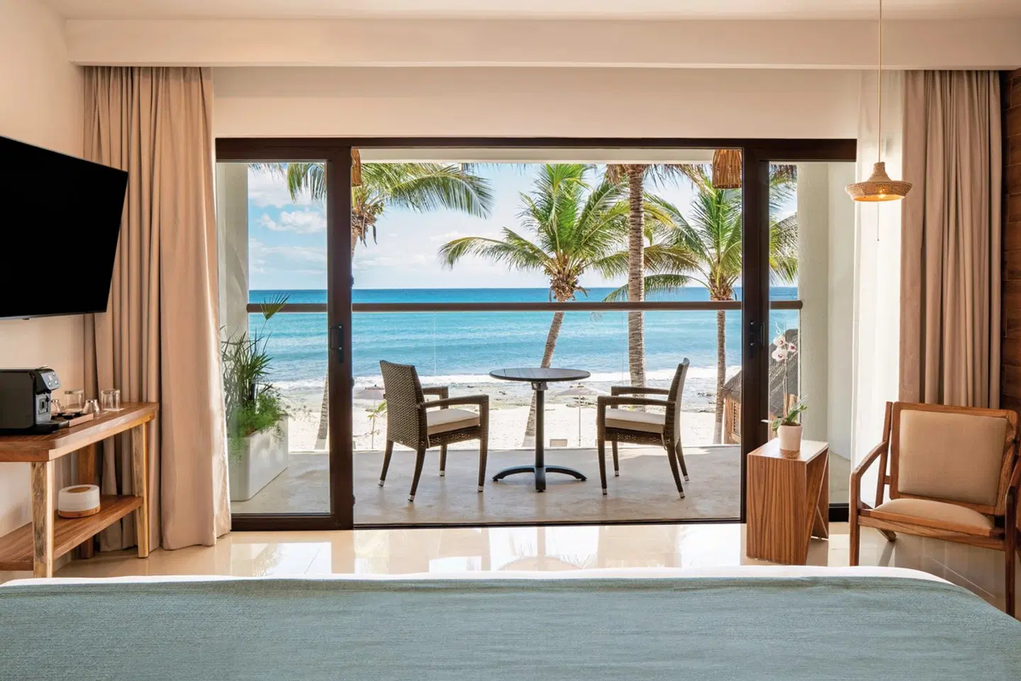 The Beachfront by The Fives Hotels Restaurant