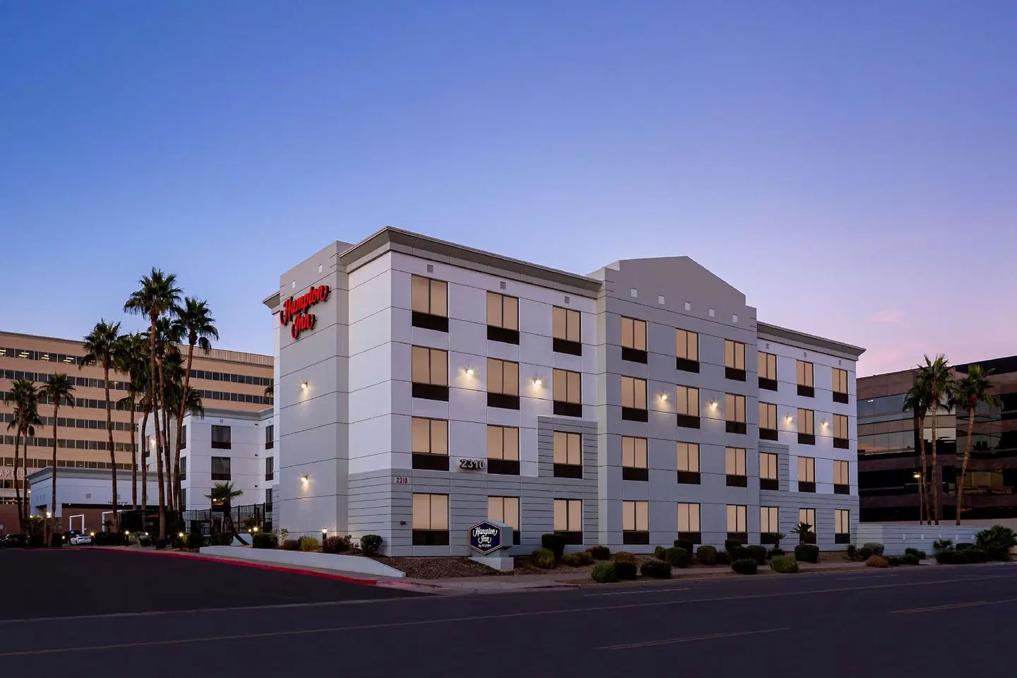 Hampton Inn Phoenix-Biltmore EXTERIOR