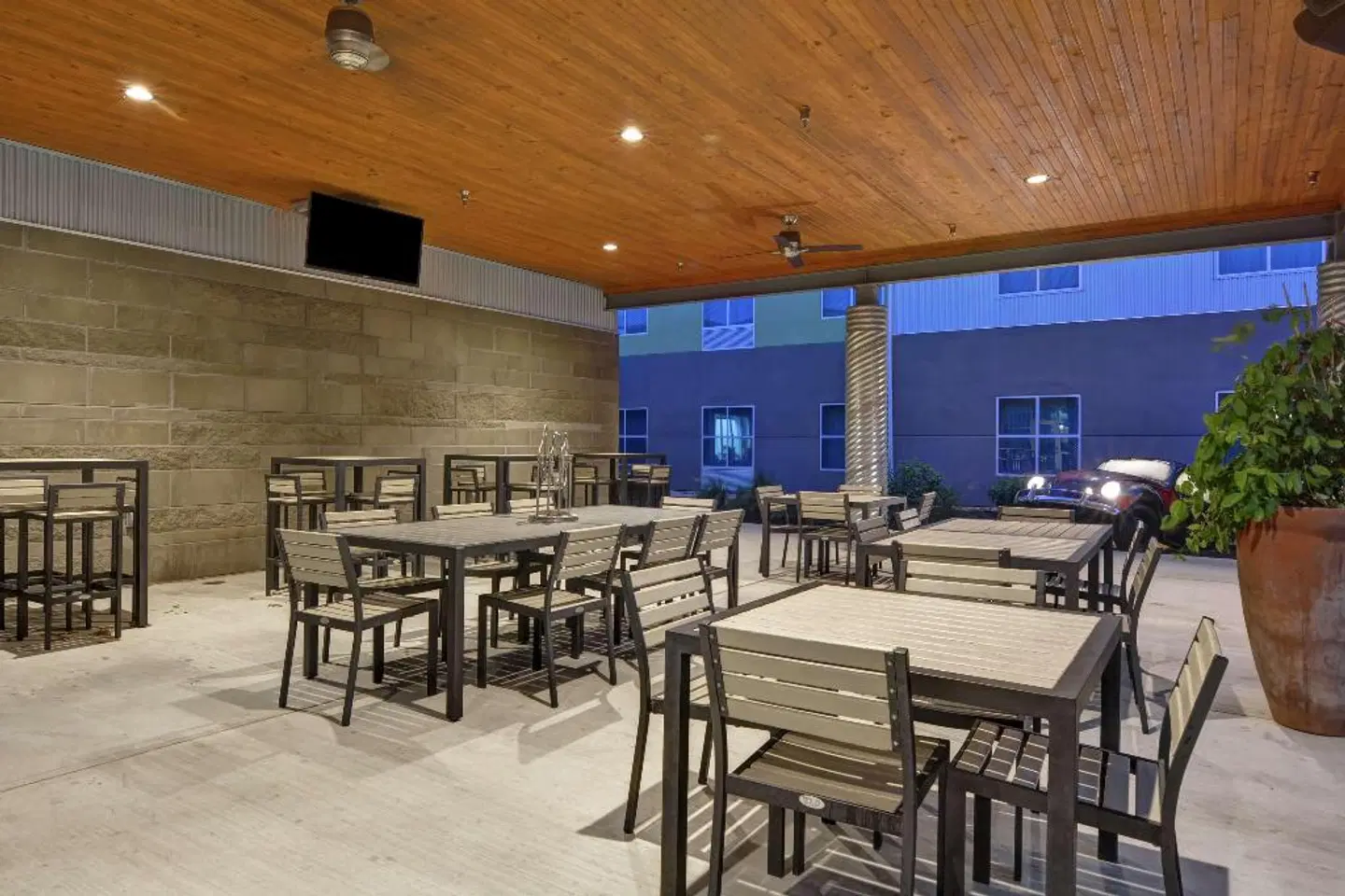 Homewood Suites by Hilton TechRidge Parmer @ I-35 Bar