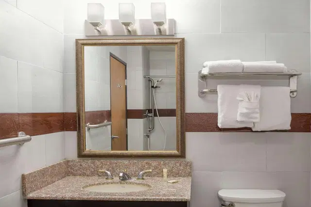 Howard Johnson Williams Badezimmer