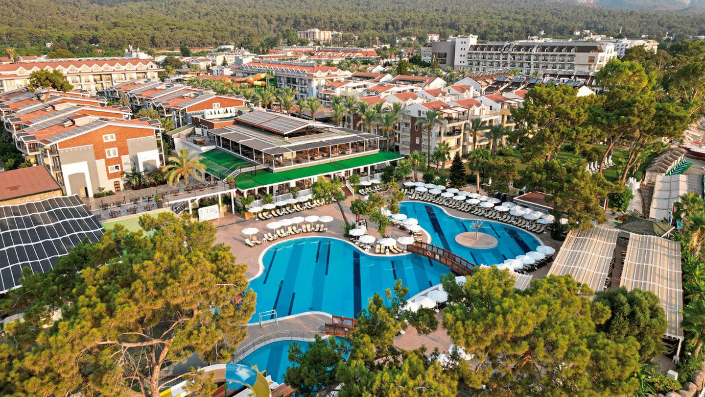 Crystal Aura Aqua Collection OUTDOOR_POOL