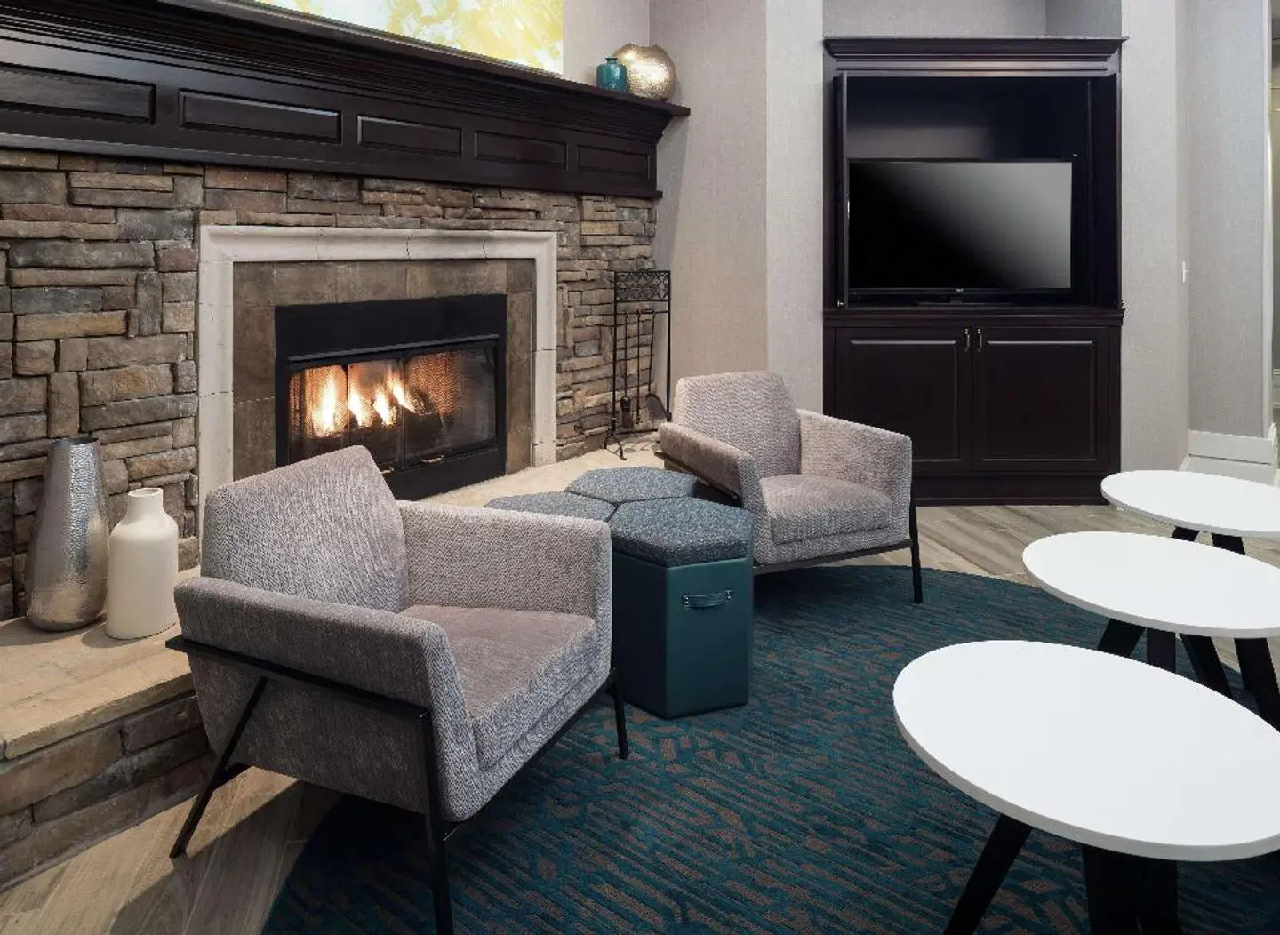 Hampton Inn & Suites Memphis-Beale Street ROOM_EXAMPLE