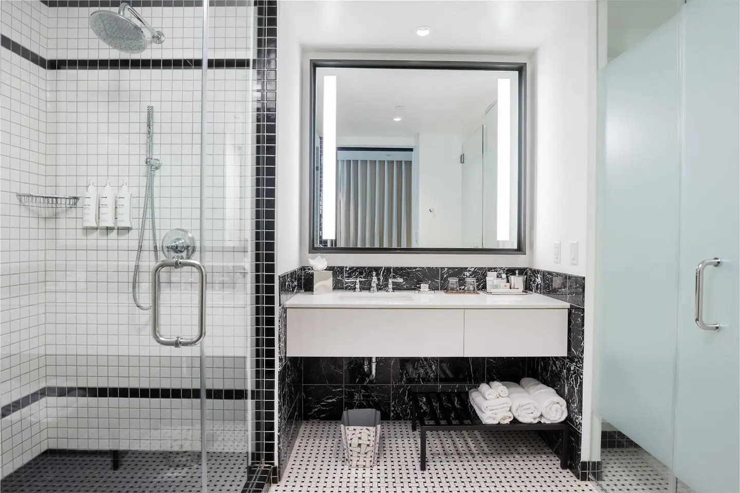 The Laura Hotel, Houston Downtown, Autograph Collection Badezimmer