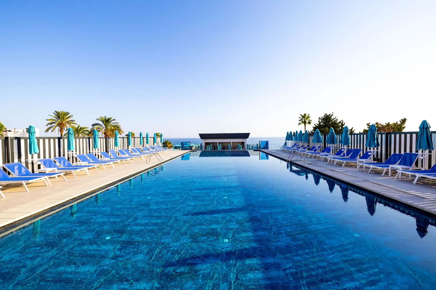 Granada Luxury Red OUTDOOR_POOL