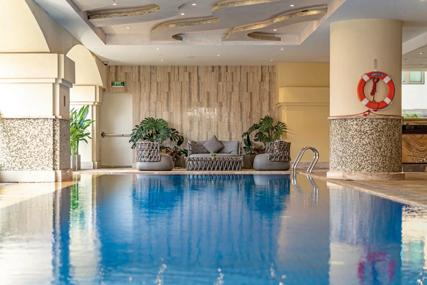 Sherwood Suites Saigon Hallenbad