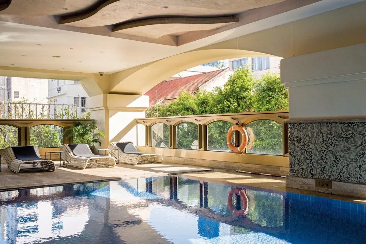 Sherwood Suites Saigon Hallenbad