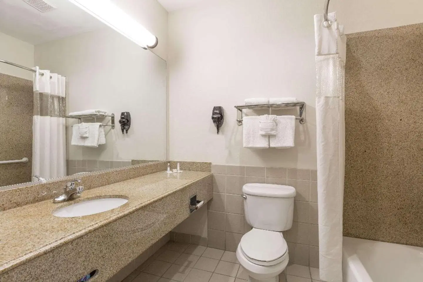 Baymont by Wyndham Galveston Badezimmer