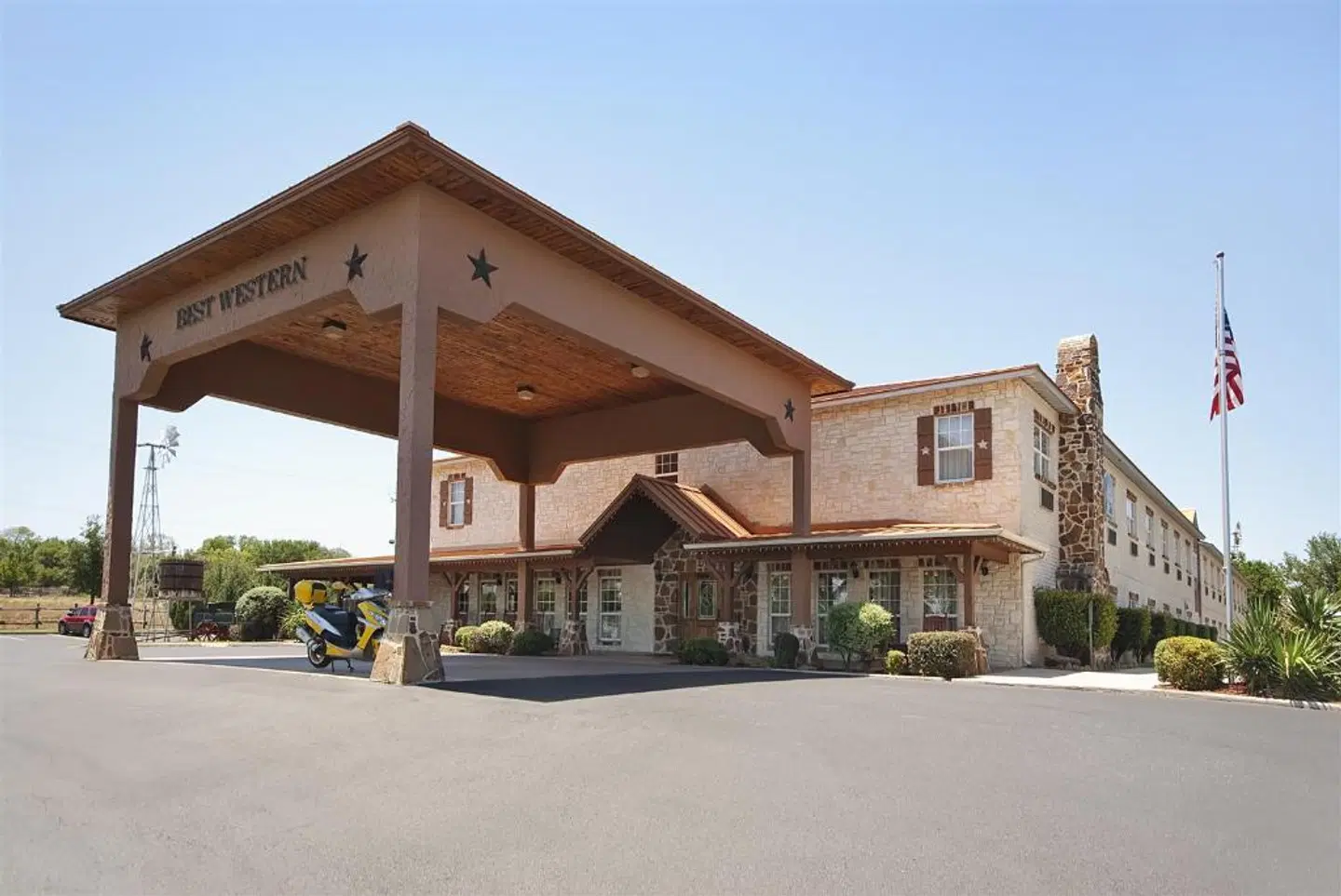 Best Western Plus Fredericksburg EXTERIOR