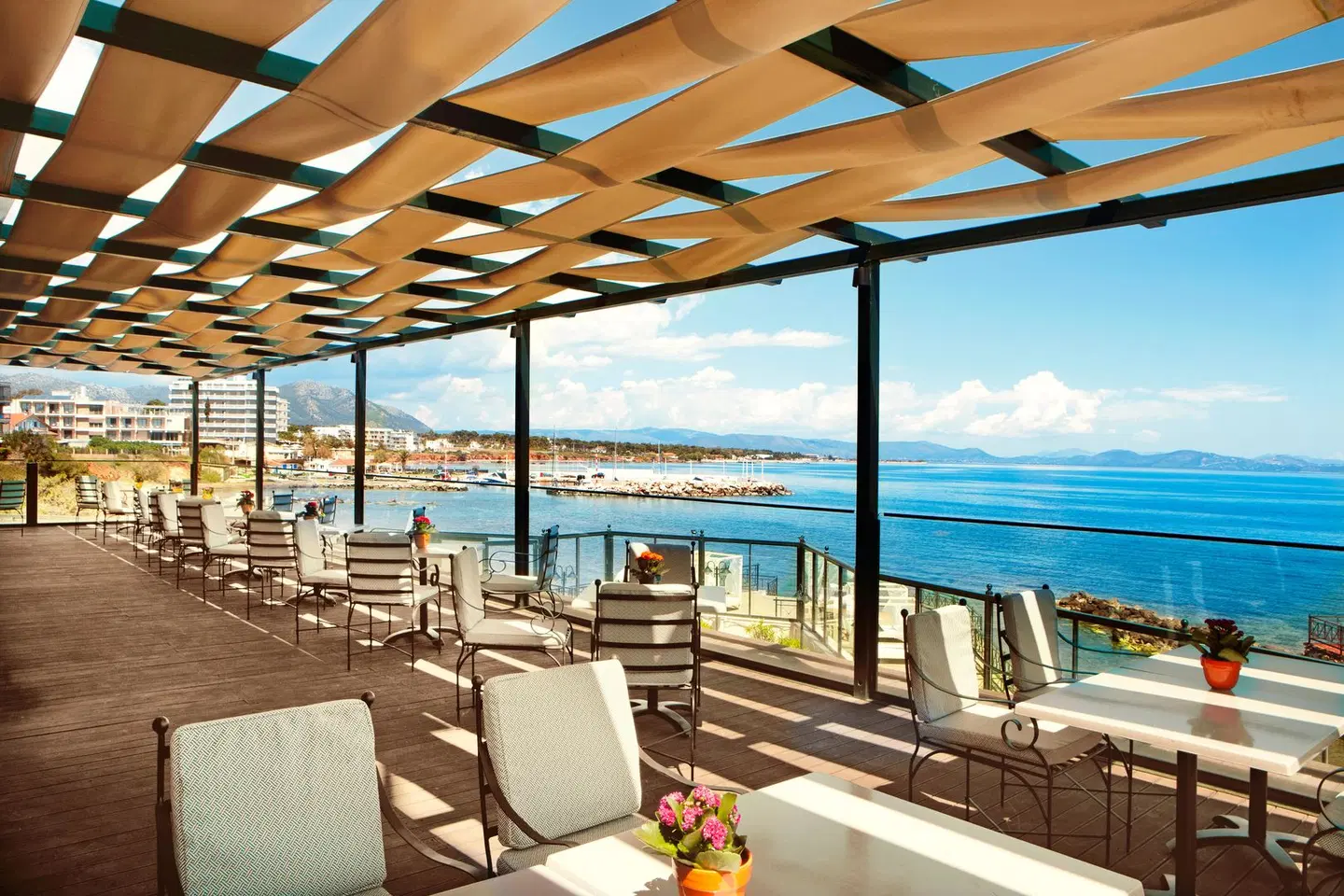 Zeus Essence Ramada Athens Terrasse