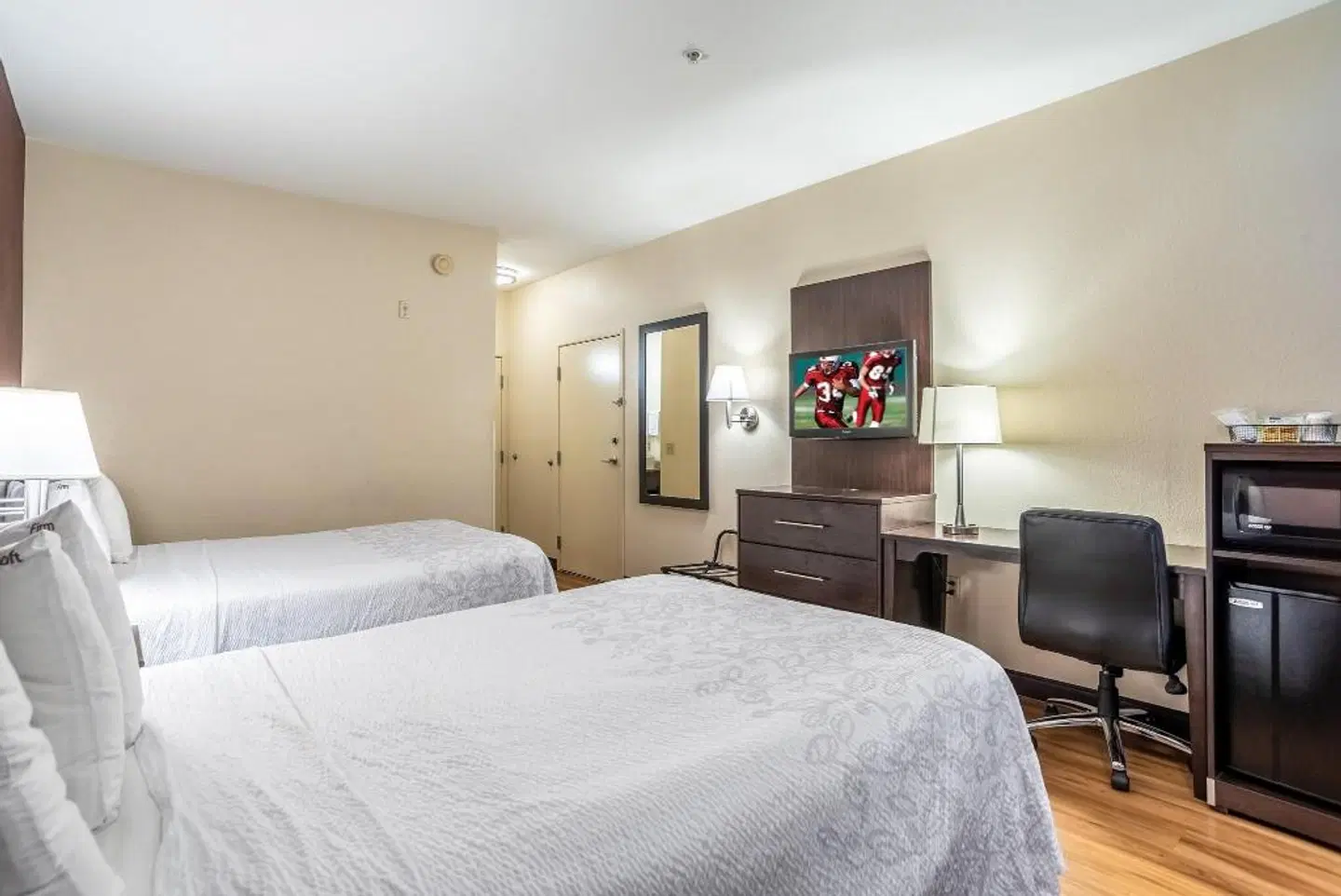 Red Roof PLUS San Antonio Downtown ROOM_EXAMPLE