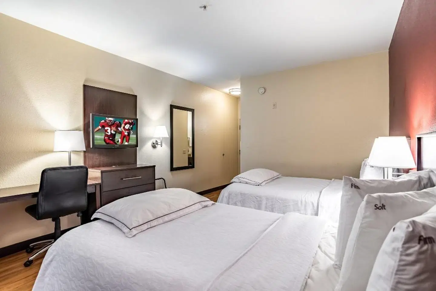 Red Roof PLUS San Antonio Downtown ROOM_EXAMPLE