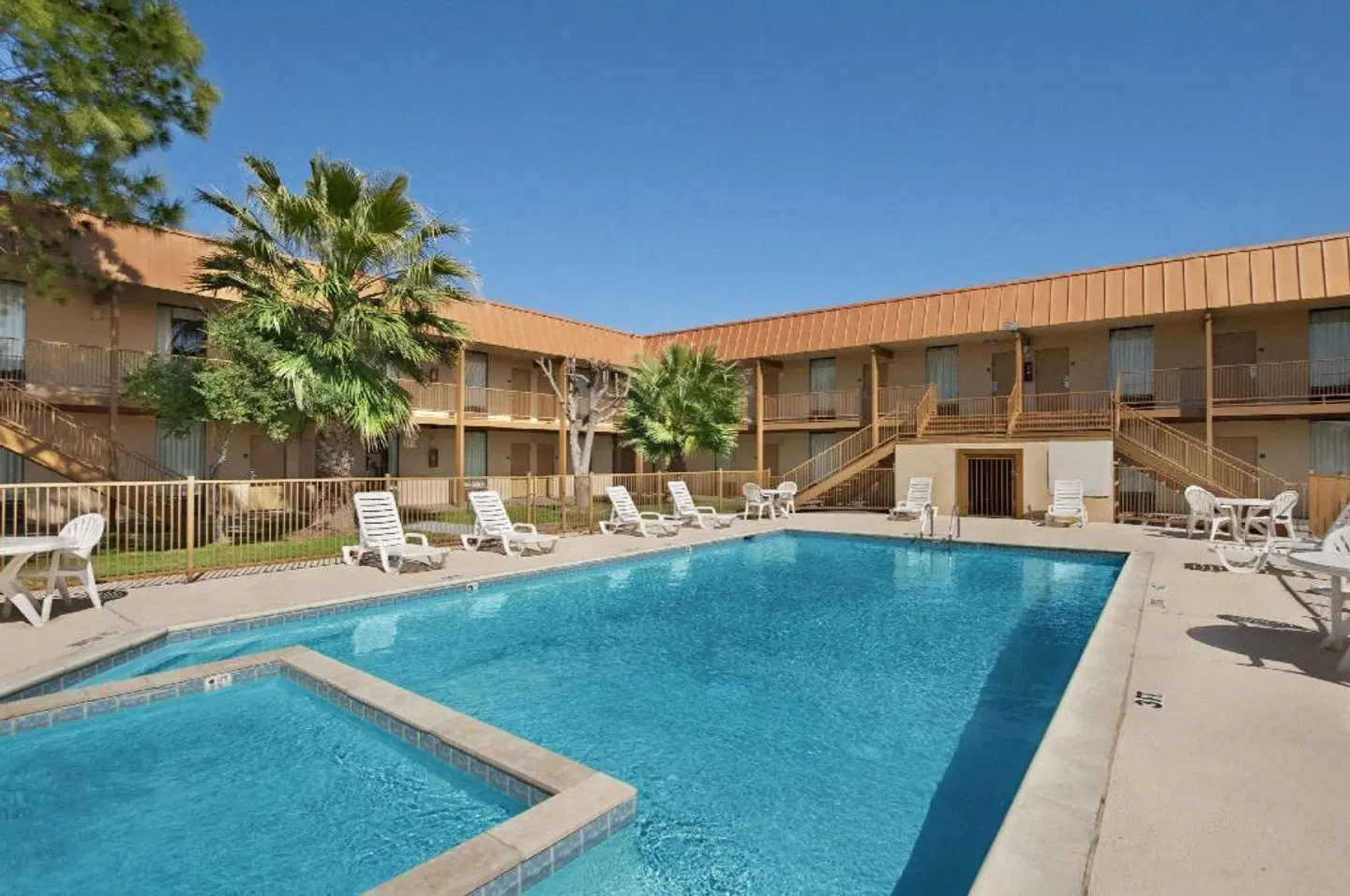 Days Inn by Wyndham Burleson Ft. Worth OUTDOOR_POOL