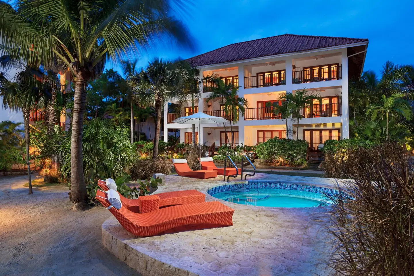 Couples Swept Away OUTDOOR_POOL