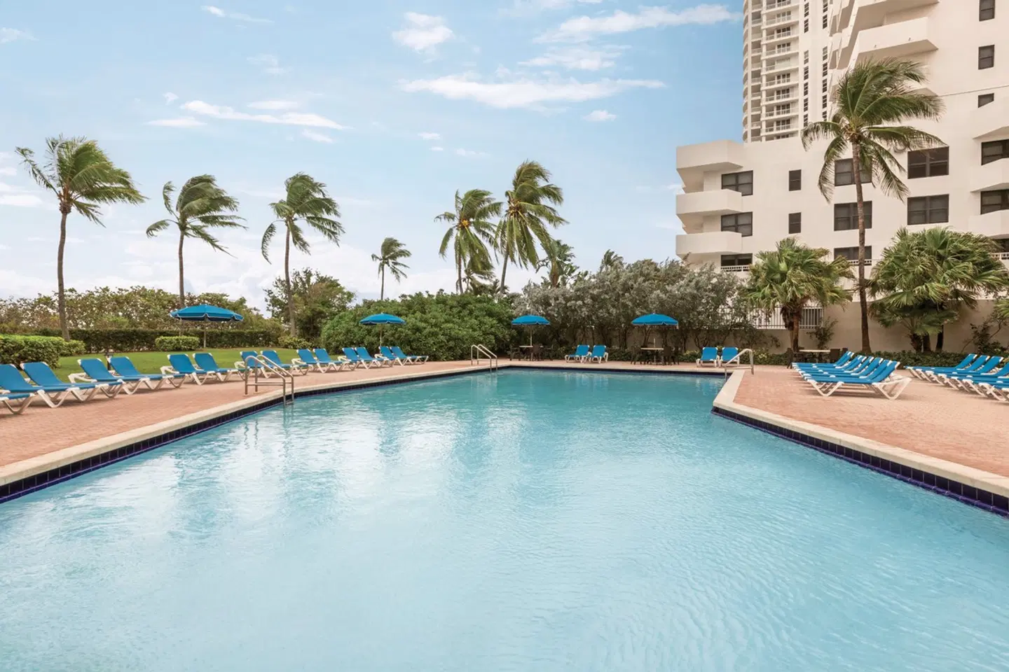 Holiday Inn Miami Beach OUTDOOR_POOL