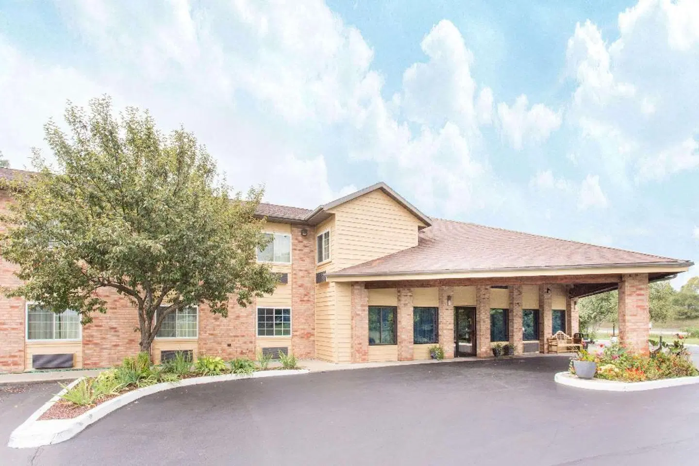 Baymont by Wyndham Muskegon EXTERIOR