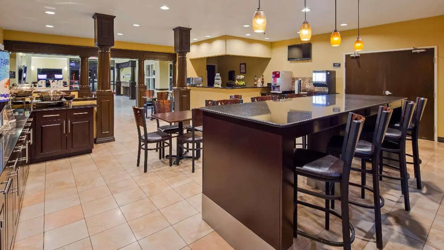 Best Western Plus DFW Airport Suites Bar