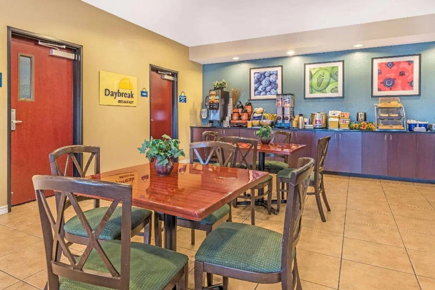 Days Inn by Wyndham Rockdale Texas Bar