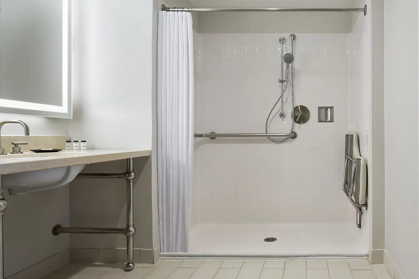 Sheraton Suites Market Center Dallas Badezimmer