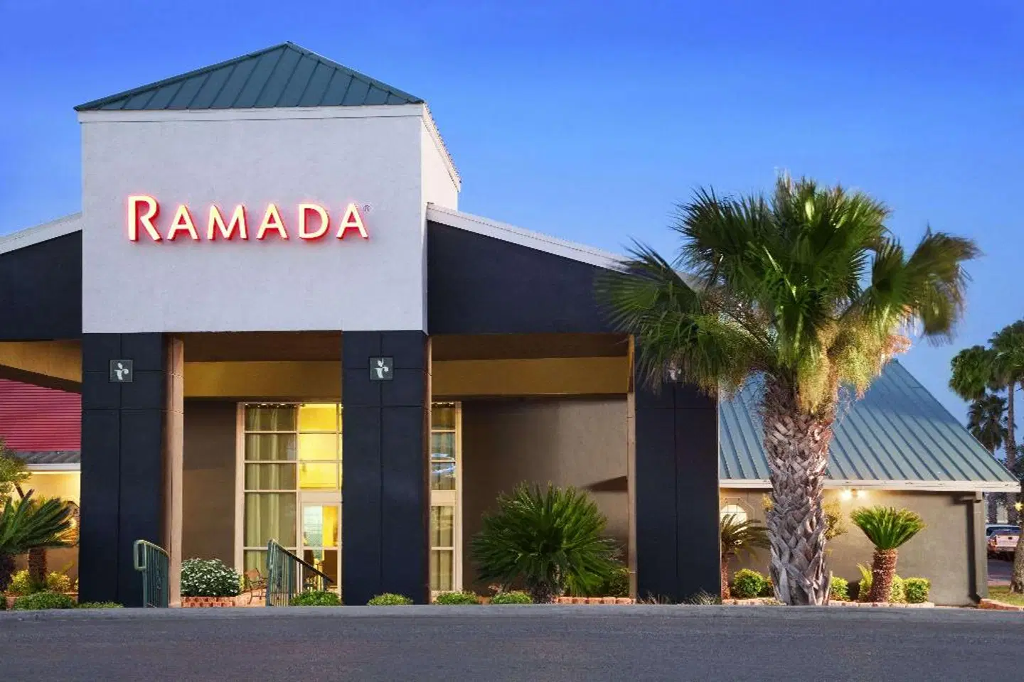 Ramada by Wyndham Del Rio EXTERIOR