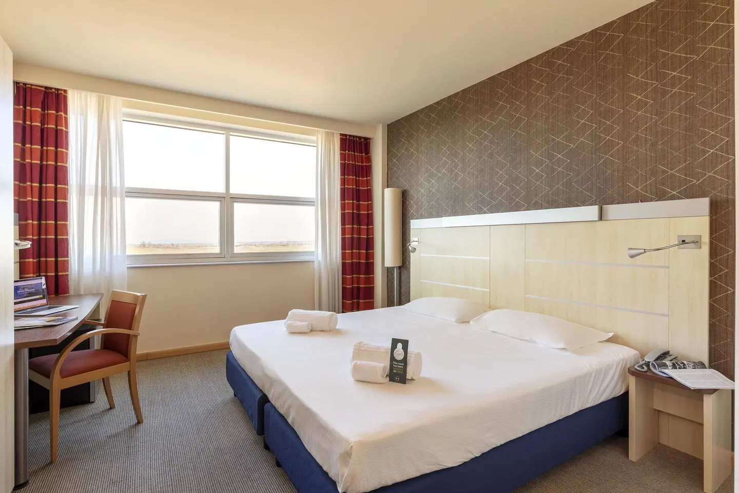 Holiday Inn Express Langhe Cherasco ROOM_EXAMPLE