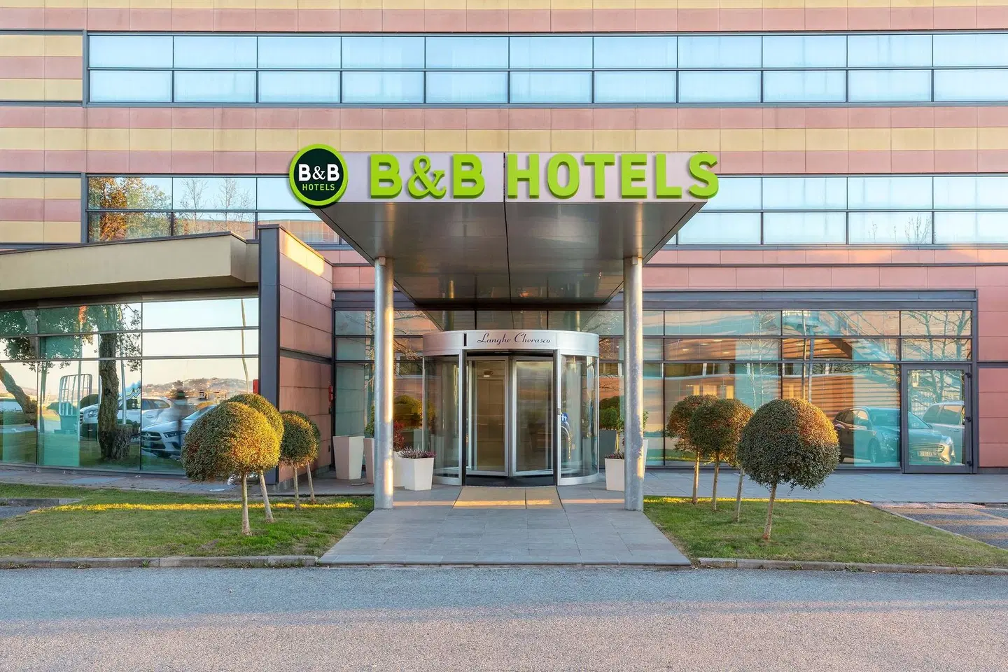 Holiday Inn Express Langhe Cherasco EXTERIOR