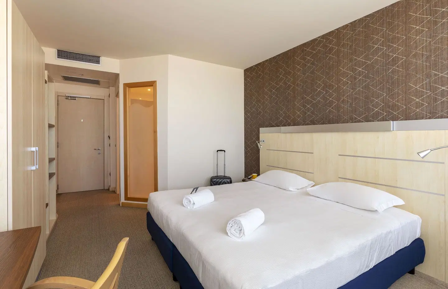 Holiday Inn Express Langhe Cherasco ROOM_EXAMPLE