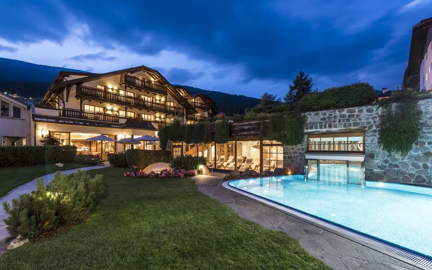 Angelo Engel OUTDOOR_POOL