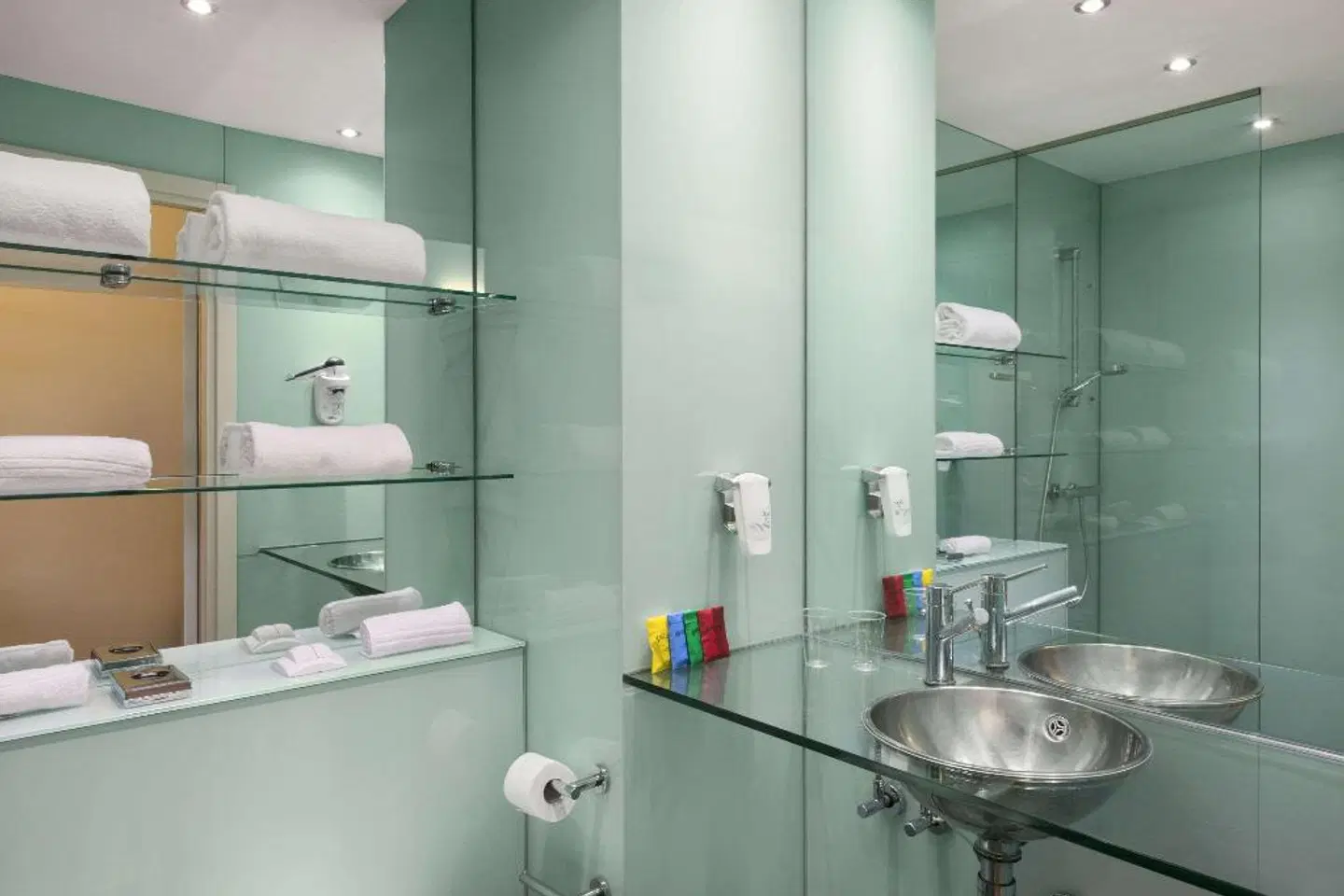 Ramada Encore by Wyndham Bologna Badezimmer