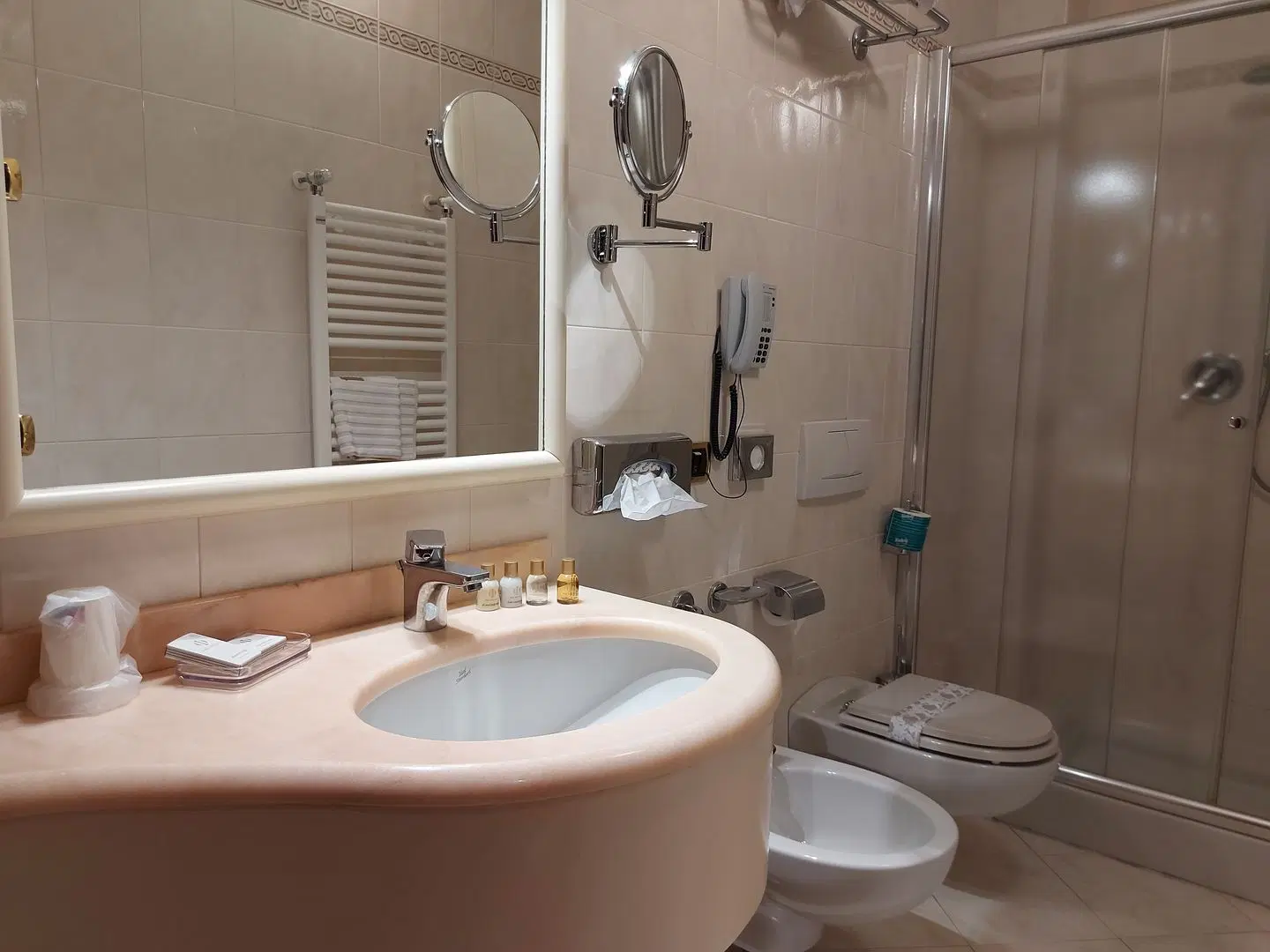 Dei Medaglioni Badezimmer