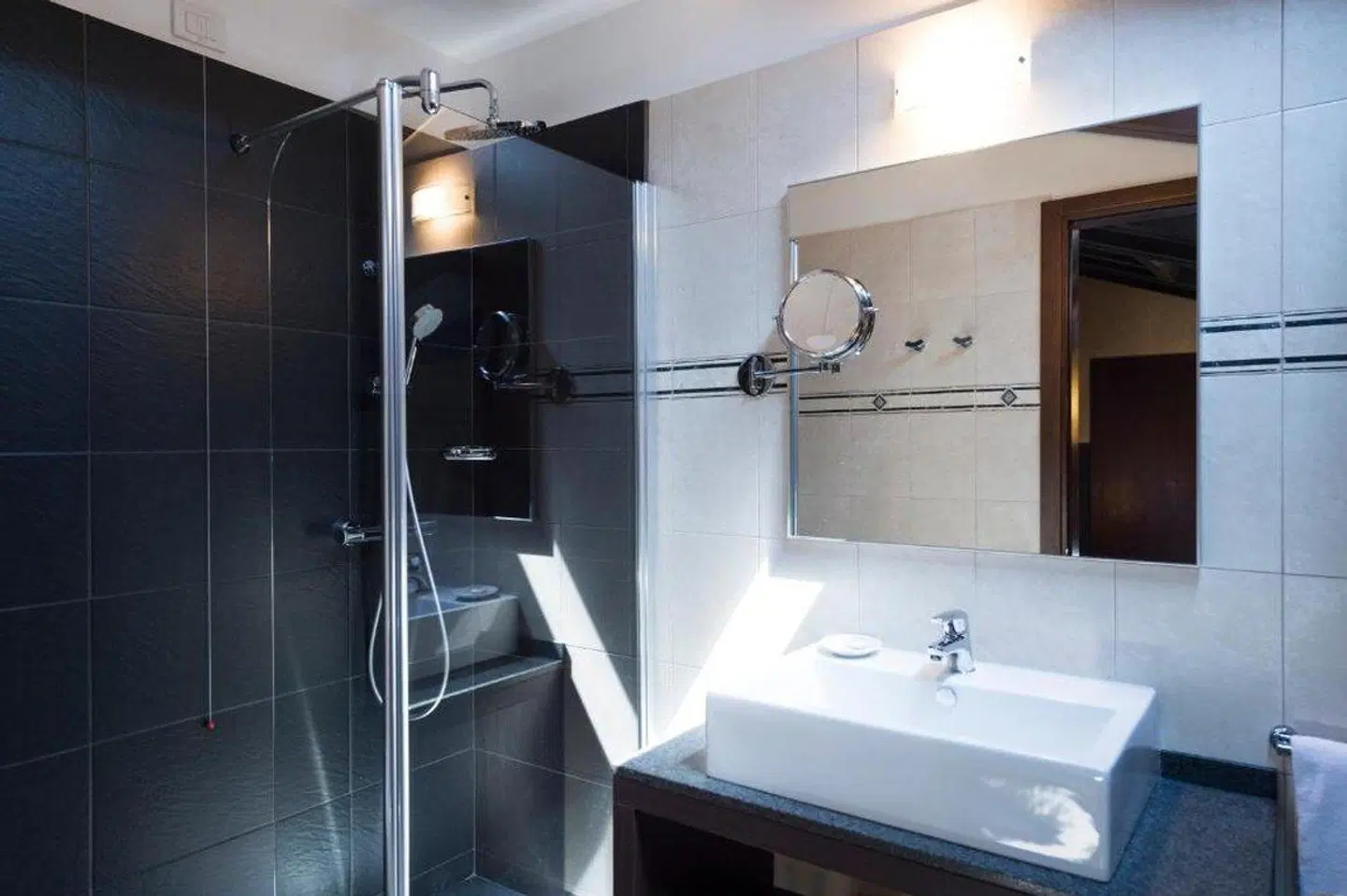 Phi Hotel Bologna - Hotel Badezimmer