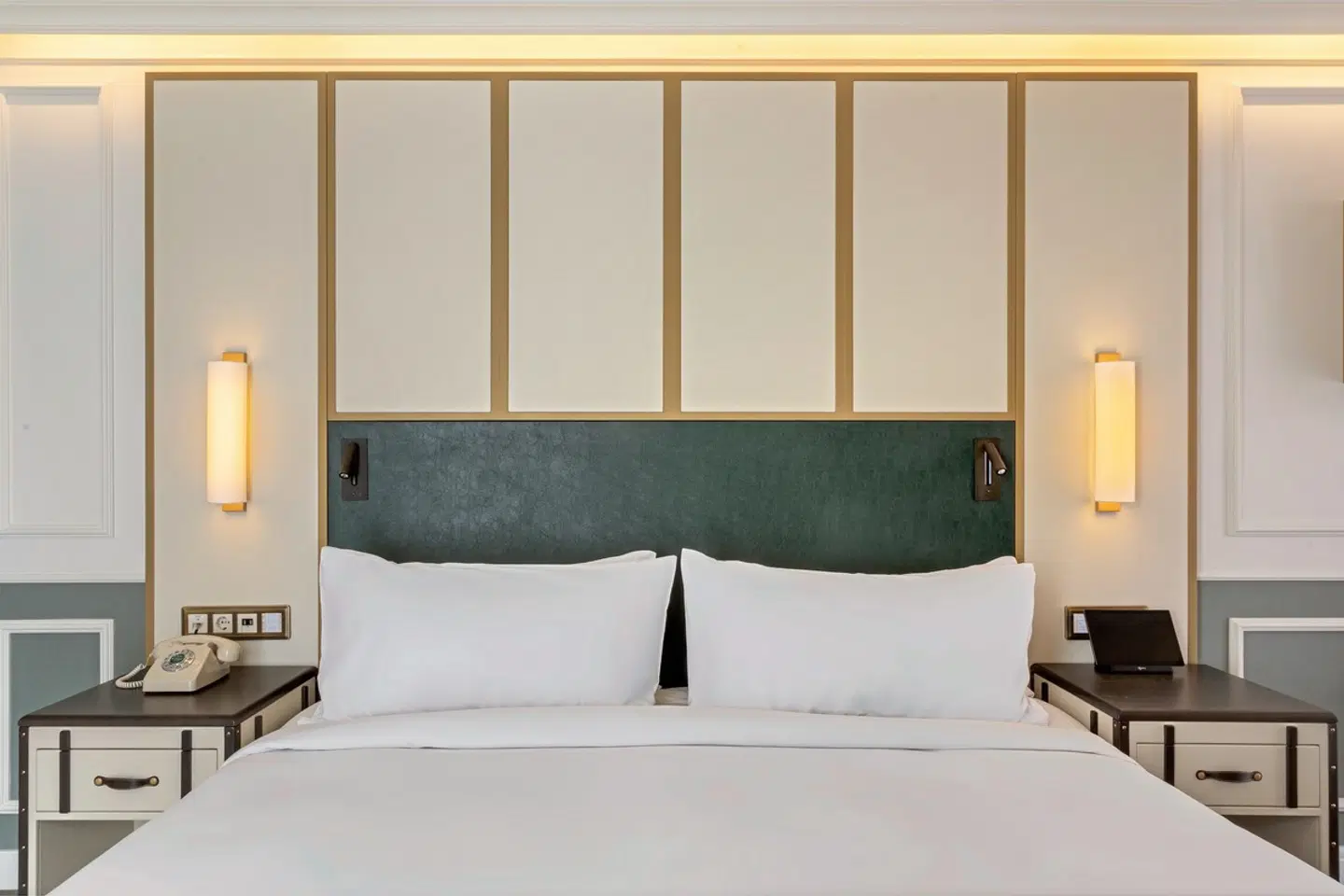 The Emerald House Lisbon, Curio Collection by Hilton ROOM_EXAMPLE