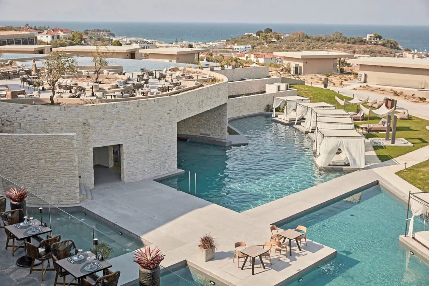 King Jason Zante OUTDOOR_POOL